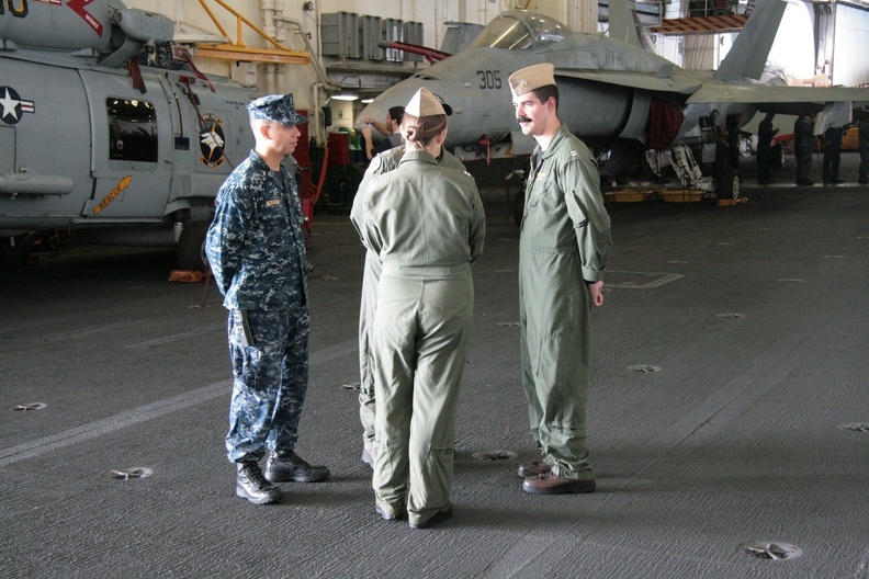 USS-Nimitz_2013-11-01_00088_DAVINO.jpg