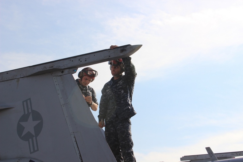 USS-Nimitz_2013-11-0100019_NOSCHESE.jpg
